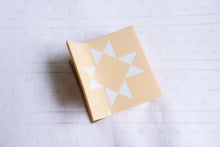 Load image into Gallery viewer, Butter Sawtooth Star Claw (M)